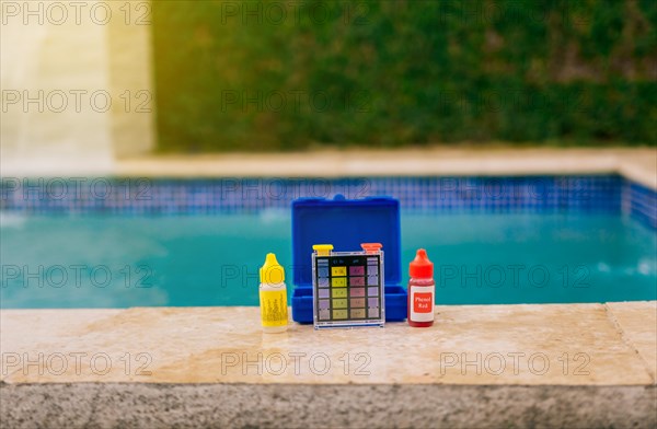 Water test kit for swimming pools. Chlorine and ph tester for swimming pools