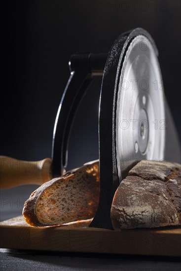 Mixed bread with hand-operated bread slicer