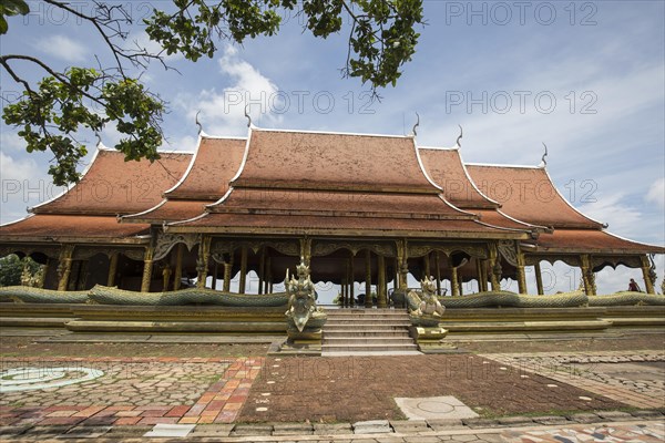 Temple Wat Sirindhorn Wararam