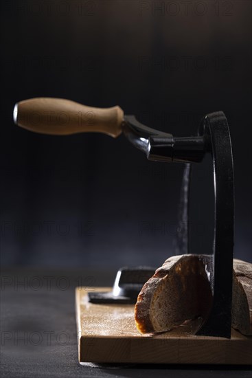 Mixed bread with hand-operated bread slicer