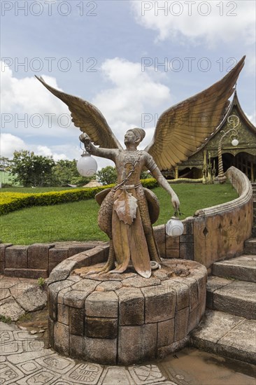 Entrance figure at Wat Sirindhorn Wararam temple