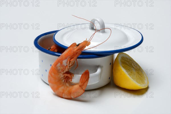 Cooked prawns in pot