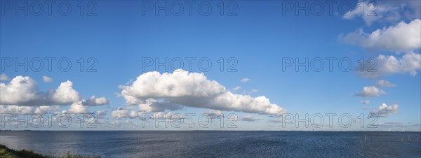 View from the Zeedijk over the Markermeer