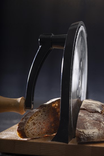 Mixed bread with hand-operated bread slicer