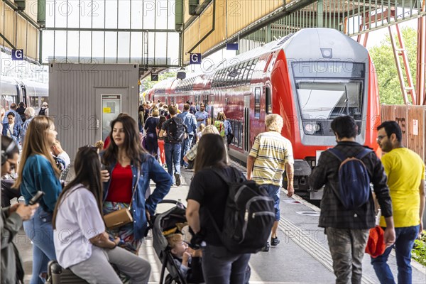 Many people travelling
