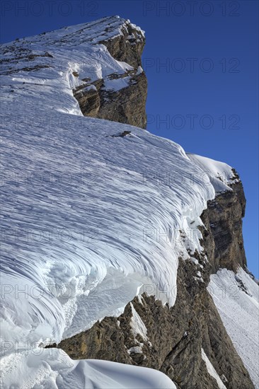 Structured snow cornices in an ice and snow landscape