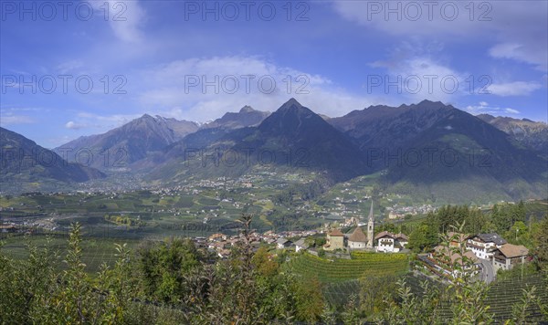 View from the Schenner Waalweg to the village and church of St.Georgen