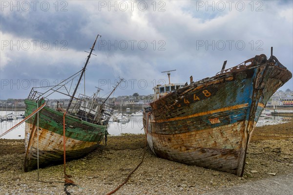 2 trawlers in the ship graveyard of Camaret-sur-Mer