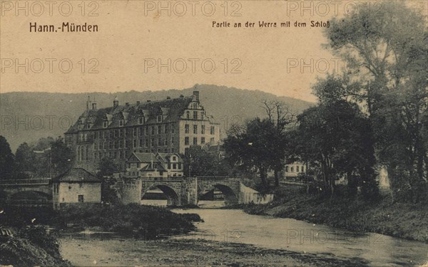 Partie an der Werra mit dem Schloss in Hannoversch Muenden