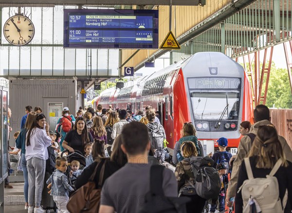 Many people travelling