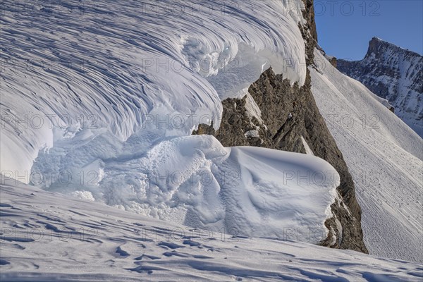 Structured snow cornices in an ice and snow landscape