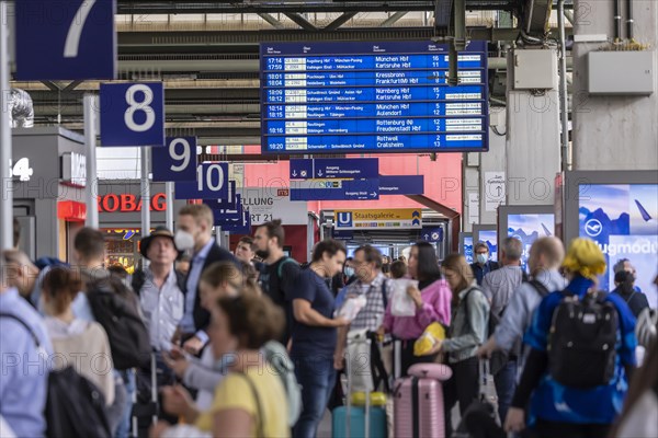 Many people travelling