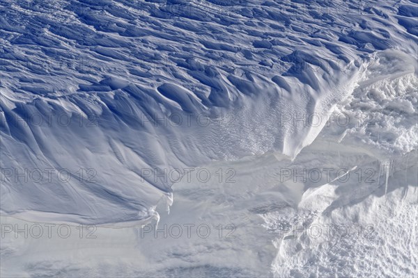 Structured snow cornices in an ice and snow landscape