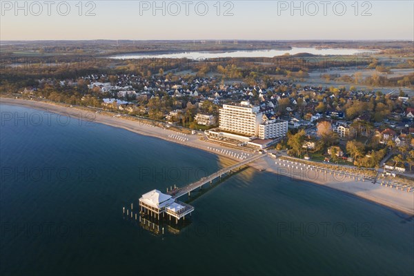 Grand Hotel Seeschloesschen and jetty with restaurant Wolkenlos