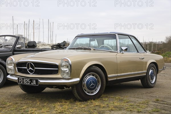 Mercedes-Benz W 113 two-seater folding-roof convertible Pagoda