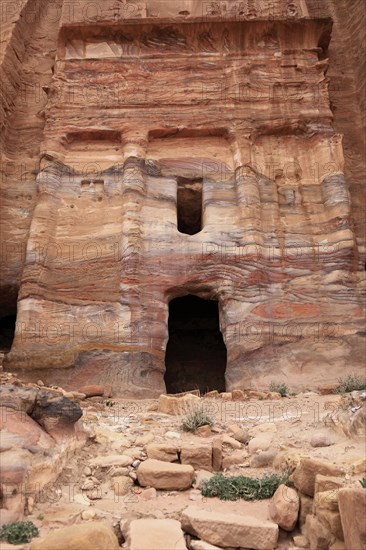 Urn tomb