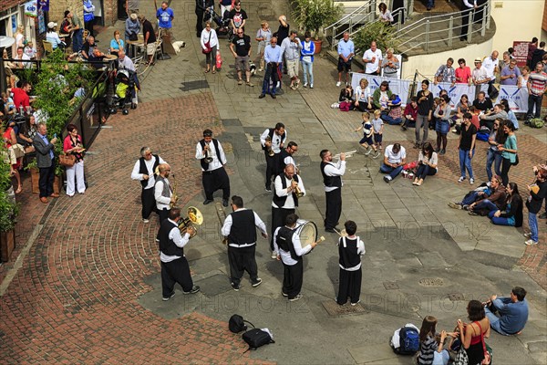 Street musicians and passers-by