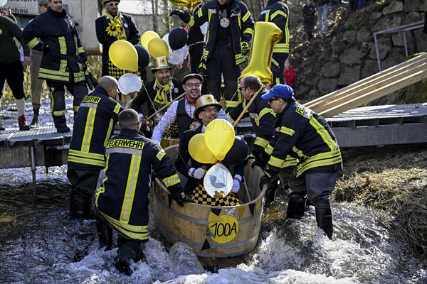 Zuber 100 Jahre Junges Parlament auf dem Fluss Schiltach