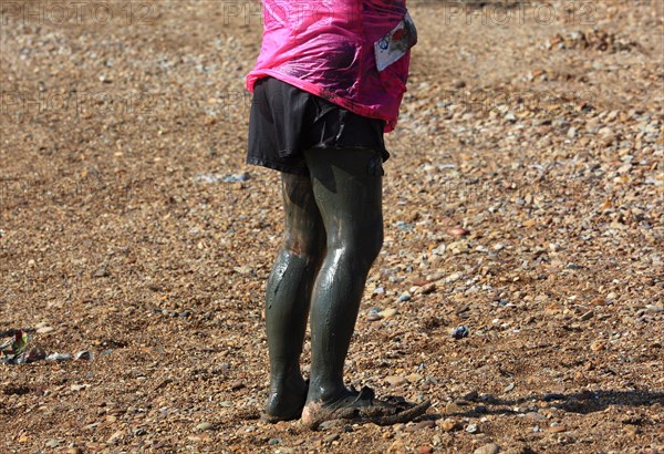 Tourists use healing mud