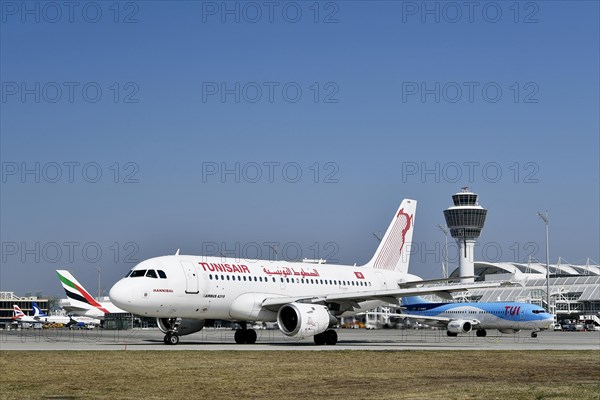 Tunisair Airbus 319 in front of TUIfly Boeing B737-85
