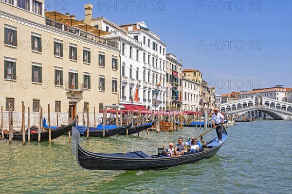 Ponte di Rialto Bridge over the Grand Canal