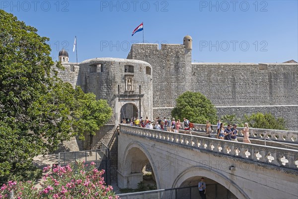 City walls and tourists entering the Pile Gate
