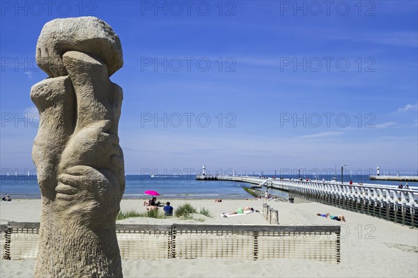 Sculpture group De verzoening by sculptor Willem Vermandere at Nieuport