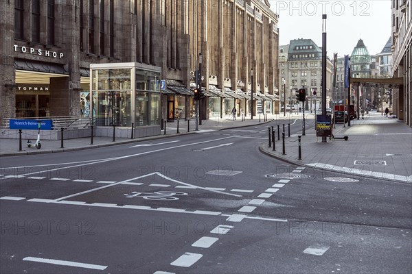 Indoor stand crossing Heinrich-Heine-Allee and Elberfelder Strasse