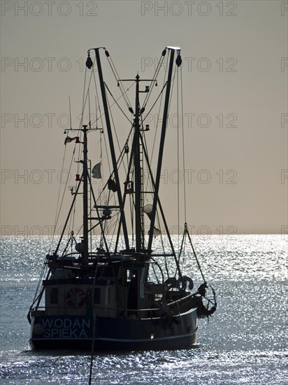 Crab cutter leaving Spieka Neufeld