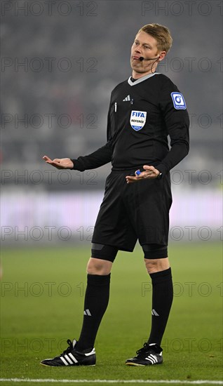 Referee Christian Dingert calms down the game