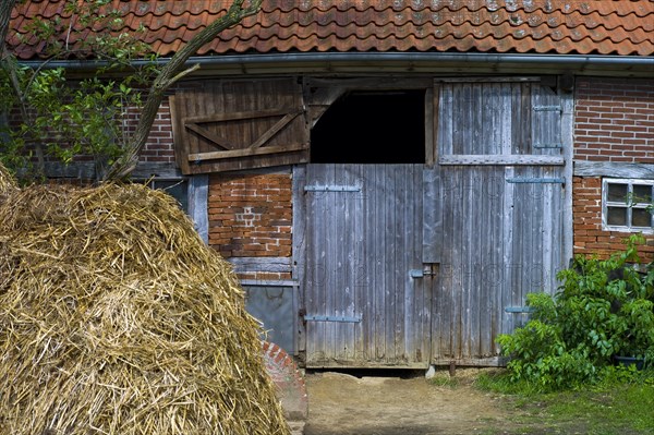 Dung heap in front of a stable building in Worpswede