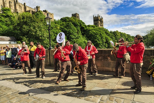 Street musicians and passers-by