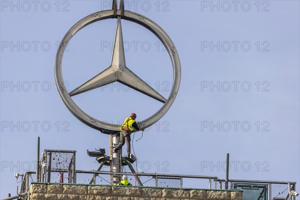 Mercedes star on the station tower is being dismantled. During the approximately 250 million euro refurbishment of the Bonatzbau