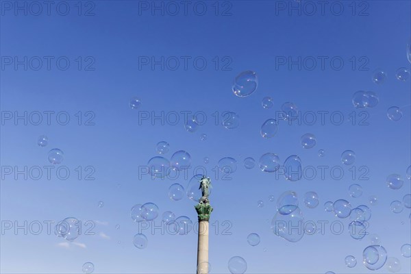 Soap bubbles above the Schlossplatz with Jubilee Column and the Roman goddess Concordia