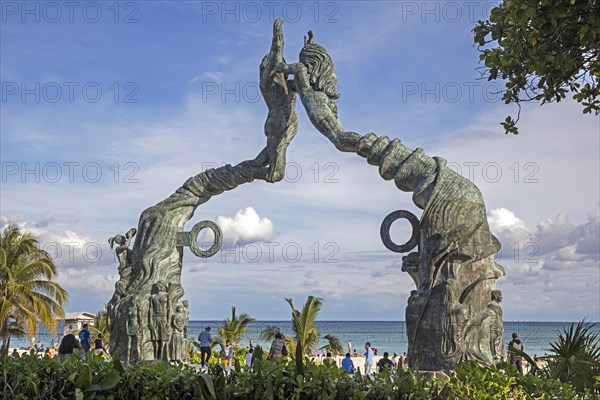 Sculpture Portal Maya 2012 in the Parque Los Fundadores