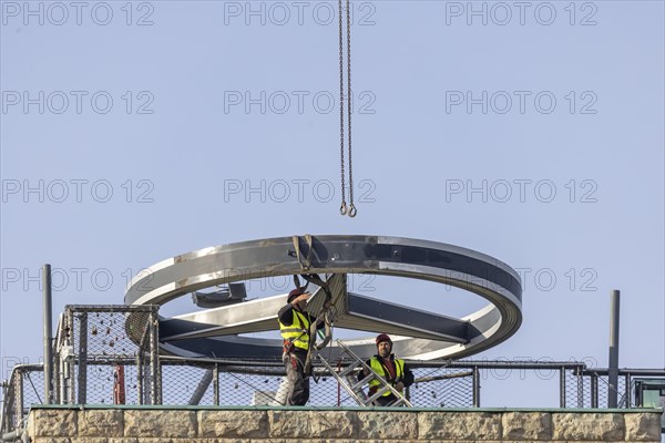 Mercedes star on the station tower is being dismantled. During the approximately 250 million euro refurbishment of the Bonatzbau