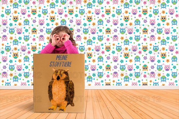 Child in moving box and makes the owl