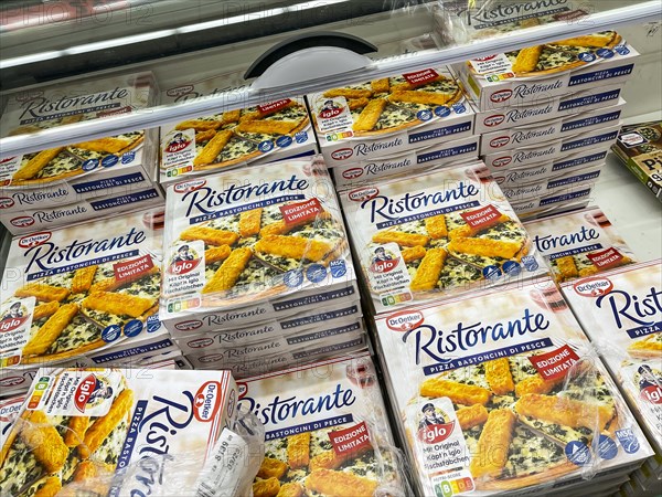 From marketing gag to shelf warmer. The unusual pizza with fish fingers by Dr. Oetker lies in the freezer of a supermarket in Stuttgart