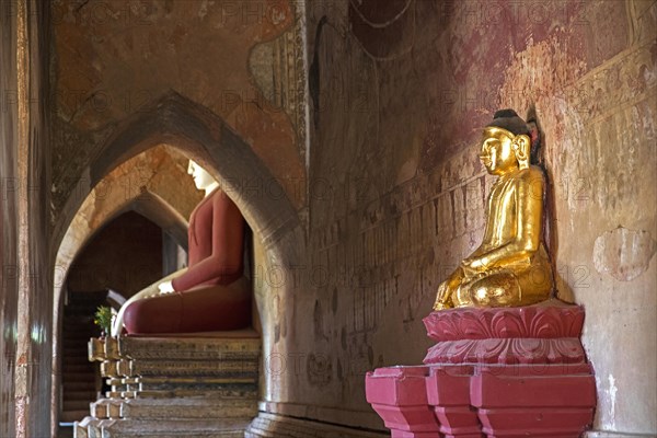 Buddha statues inside the Dhammayangyi Temple