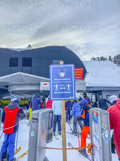 Mandatory mask sign in the Hochzillertal ski area