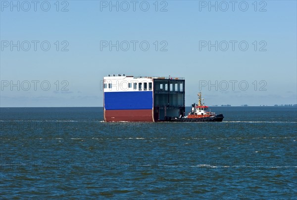 Tugboat with a ship section on the Lower Elbe near Cuxhaven
