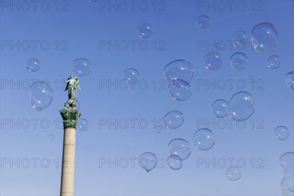 Soap bubbles above the Schlossplatz with Jubilee Column and the Roman goddess Concordia