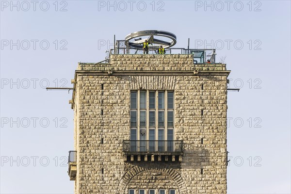 Mercedes star on the station tower is being dismantled. During the approximately 250 million euro refurbishment of the Bonatzbau