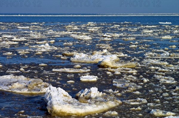 Drift ice on the Lower Elbe near Cuxhaven Doese