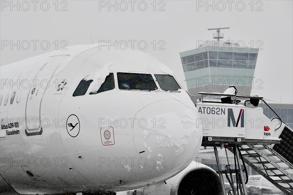 Lufthansa Airbus A319-100 in winter with snow with passenger boarding bridge