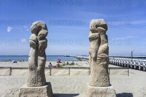 Sculpture group De verzoening by sculptor Willem Vermandere at Nieuport