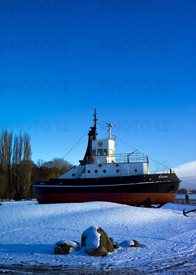 Tugboat Regina at the beginning of the maritime mile in Bremen Vegesack