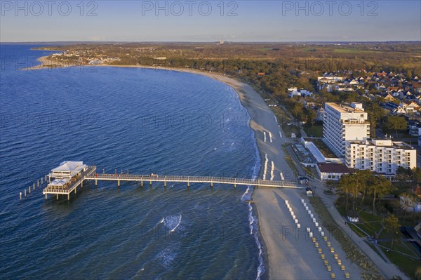 Grand Hotel Seeschloesschen and jetty with restaurant Wolkenlos