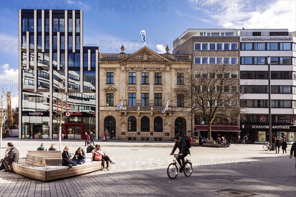 Schadowplatz at the Koe-Bogen with the House of the University in the city centre