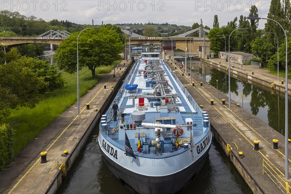 Gas freighter GANDA in the Cannstatt lock